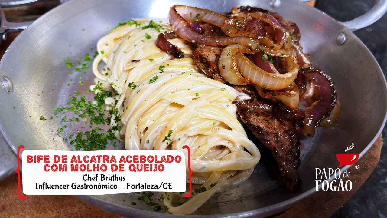 BIFE DE ALCATRA ACEBOLADO COM MOLHO DE QUEIJO
